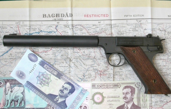 Деньги и пистолет на карте