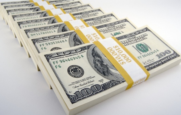 Пачки с долларами