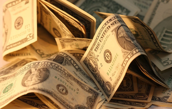 Доллары в лучах солнца