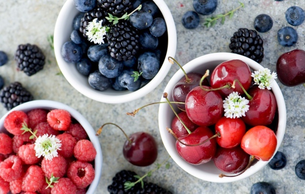 Чашки с фруктами