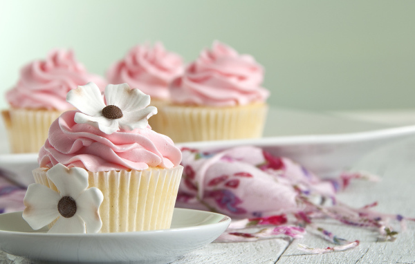 Нежный розовый кекс