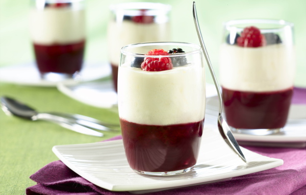 Десерт из малины и ежевики