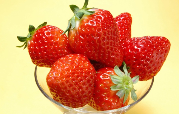 Бокал с клубникой