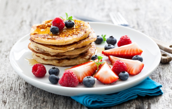 Оладьи с медом и ягодами