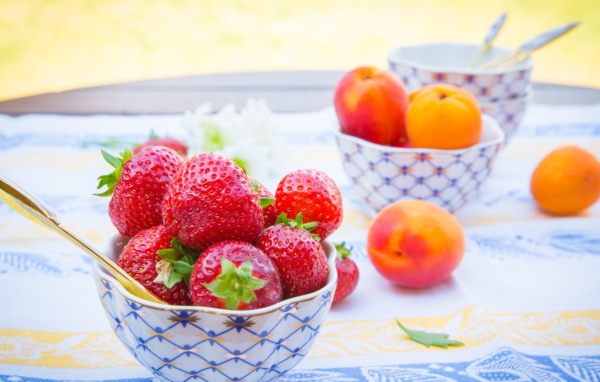 Клубника и абрикосы на десерт