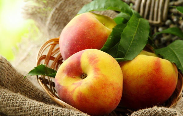 Корзина с персиками