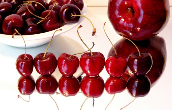 Вишни и яблоко