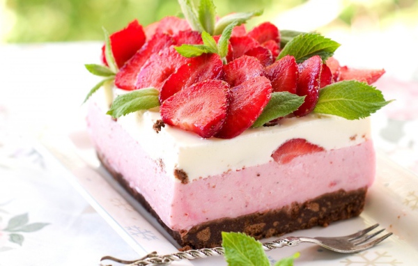 Воздушное пирожное с клубникой