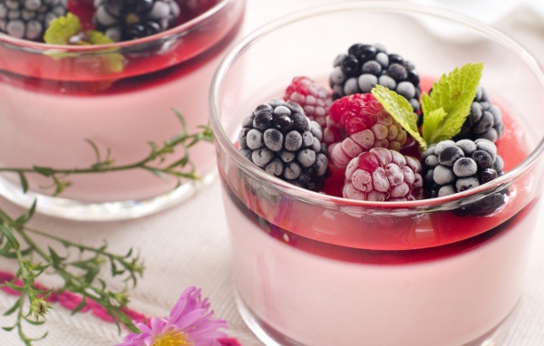 Мороженое с лесными ягодами