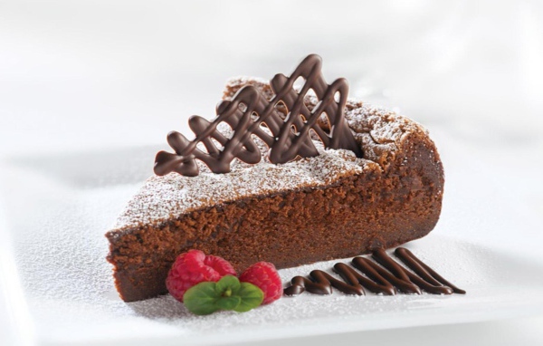 Кусок торта с малиной