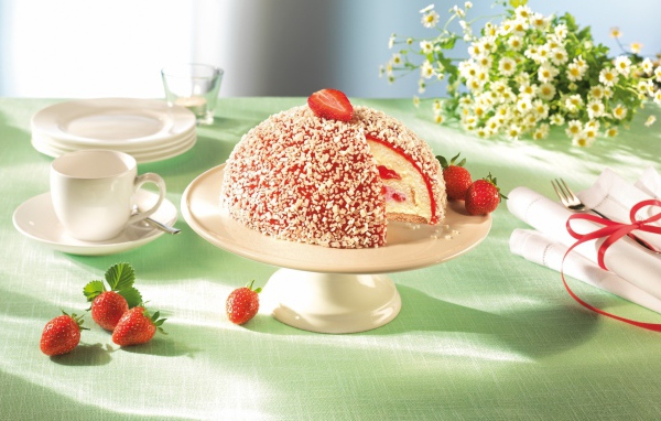 Клубничный десерт на белой посуде