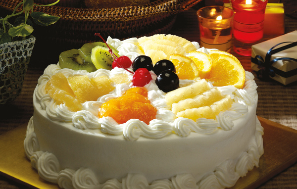 Белый торт с фруктами