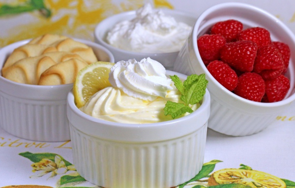 Миски с десертом