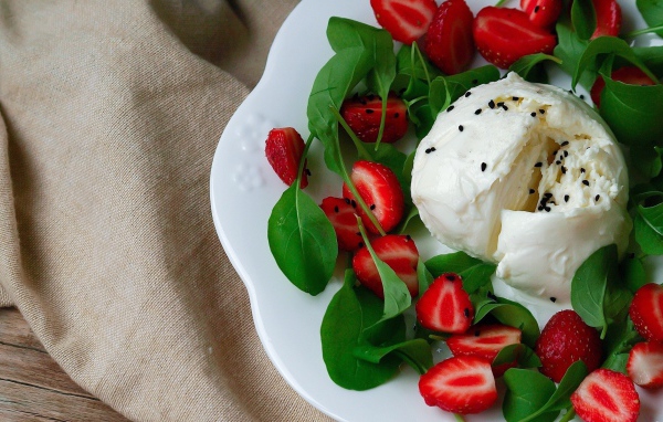 Мороженое с клубникой и листьями