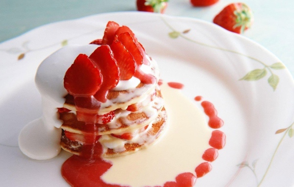 Клубничный десерт со взбитыми сливками