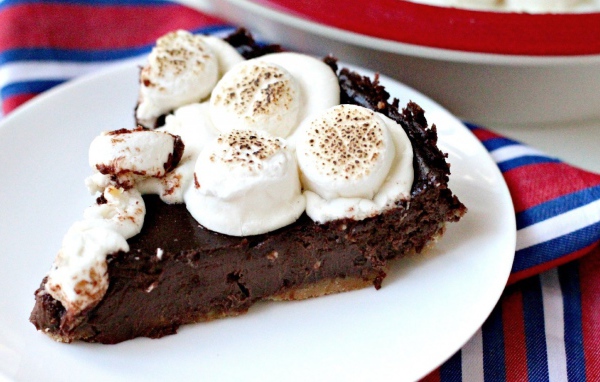 Шоколадный торт с кремом