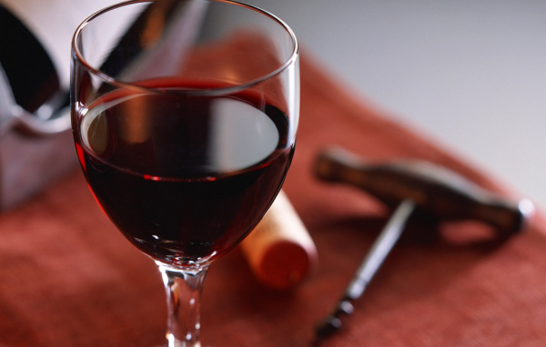 Штопор и бокал вина