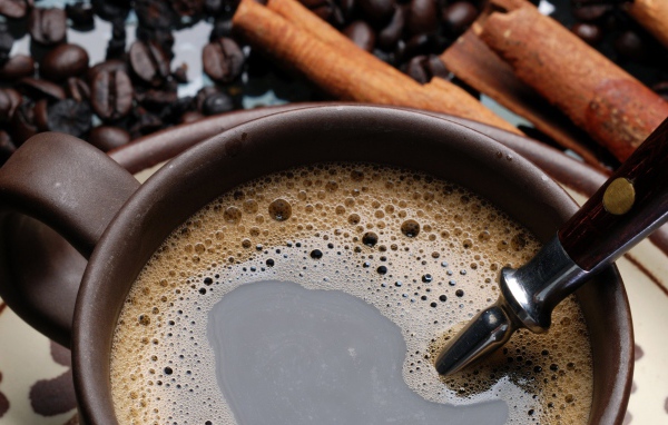 Чашка кофе с корицей