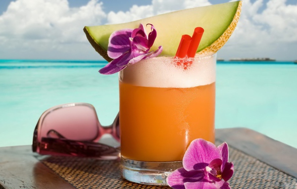 Стакан коктейля и очки