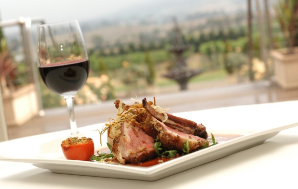 Жареные ребрышки и вино