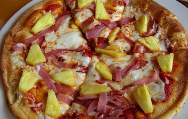 Пицца с ананасами