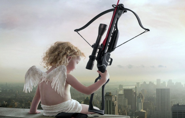 Купидон сидит на крыше