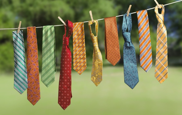 Мужские галстуки на веревке
