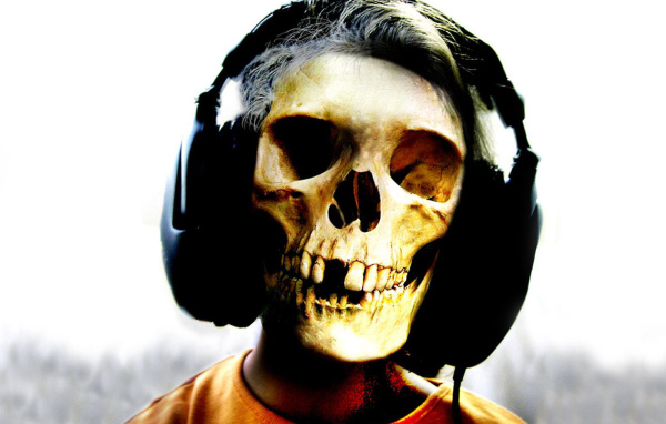 Череп в наушниках