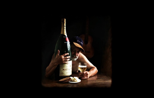 Мужик с большой бутылкой шампанского