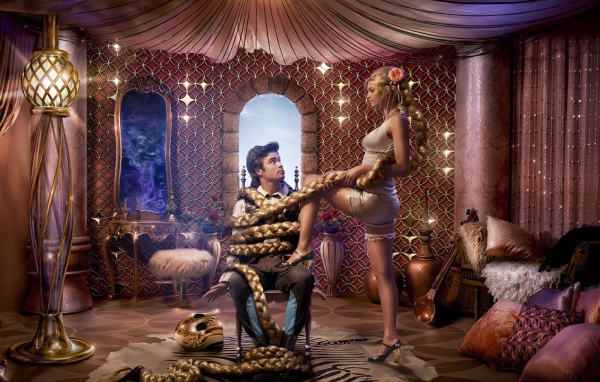 Блондинка с очень длинными волосами