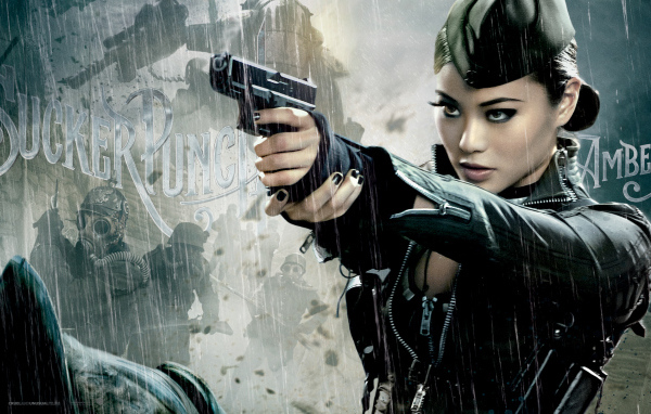 Девушка в пилотке с пистолетом