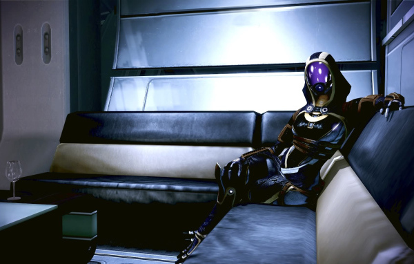 Инопланетянин сидит на диване