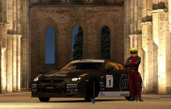 Гонщик у своей машины