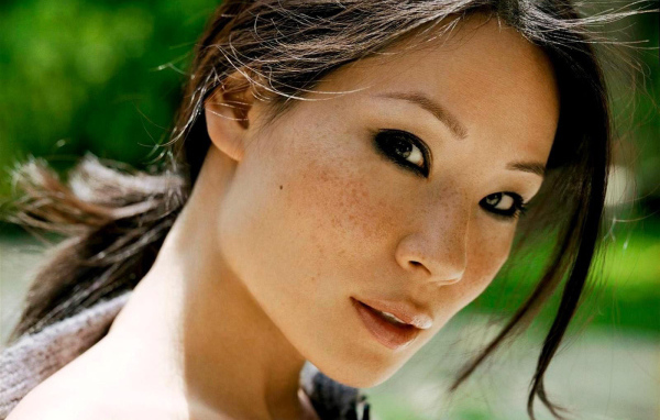 Азиатка с веснушками
