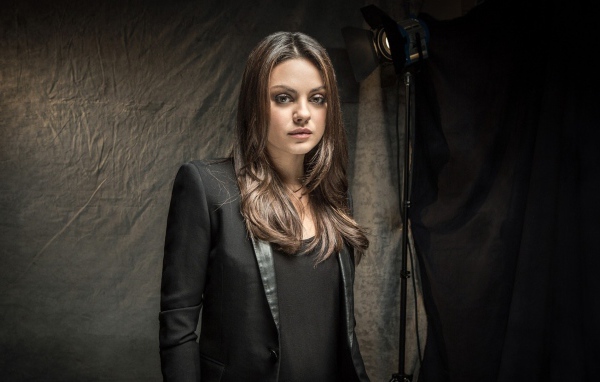 Красивая Мила Кунис