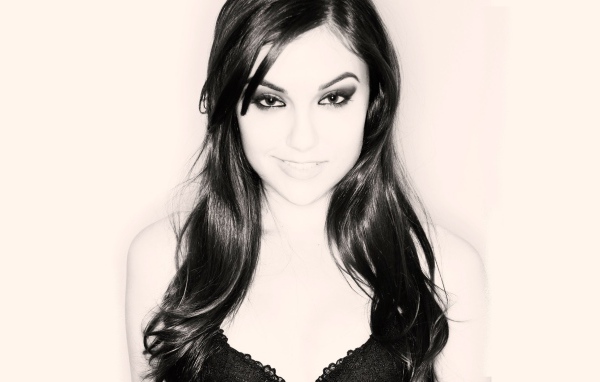 Черноволосая Саша Грей