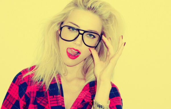 Блондинка в клетчатой рубашке