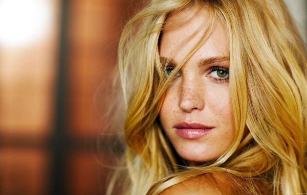 Блондинка с веснушками