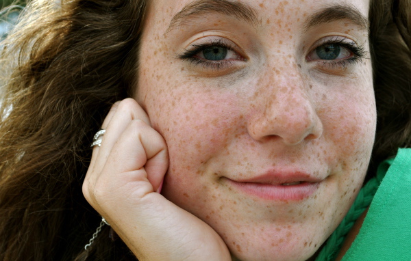 Голубоглазая девушка с веснушками