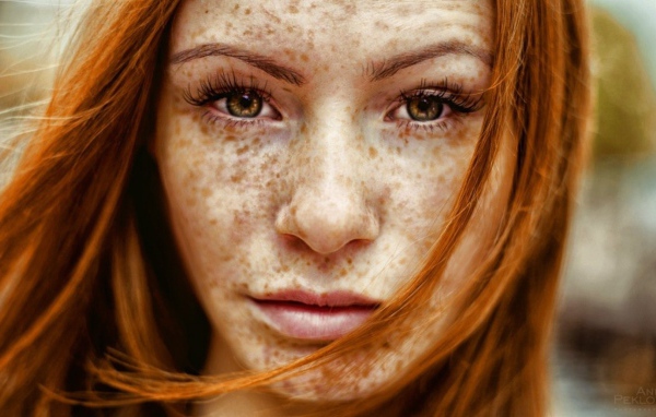 Кареглазая девушка с веснушками