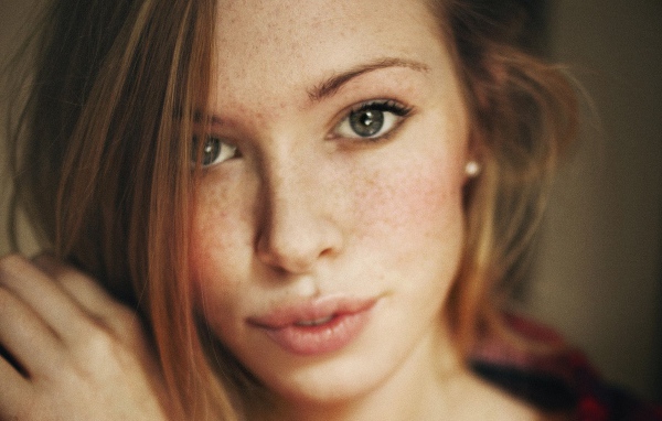 Шатенка с веснушками