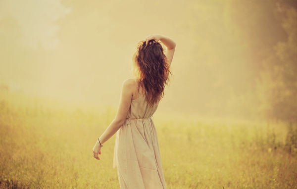 Девушка в льняном платье