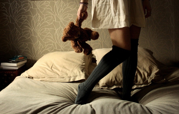 Девушка с плюшевым медведем