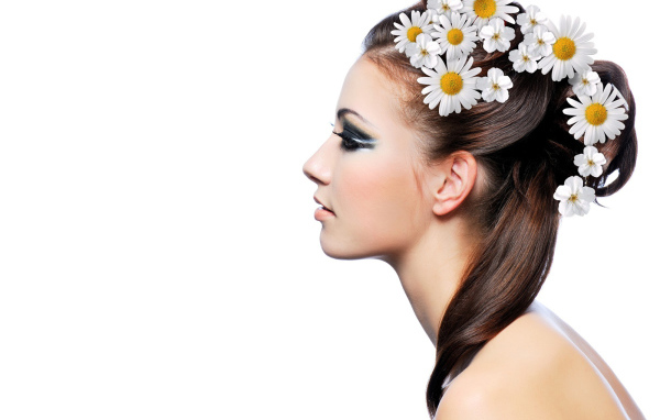 Девушка с ромашками в волосах
