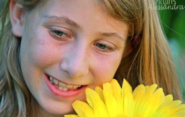 Девушка с веснушками и цветок