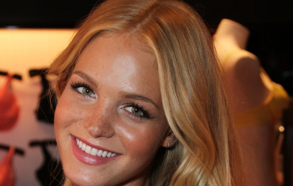 Девушка с веснушками улыбается