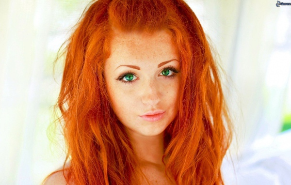 Рыжая девушка с веснушками