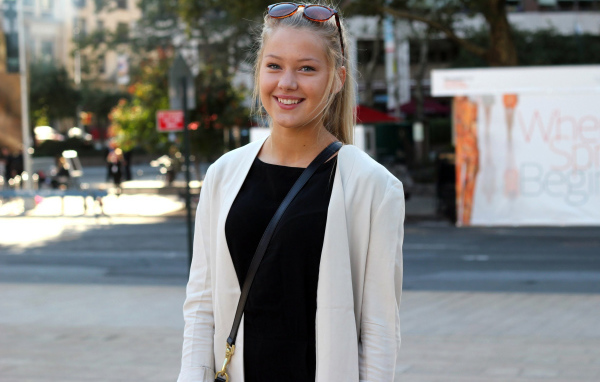 Улыбчивая девушка на улице