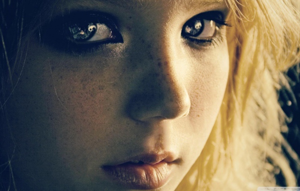 Завораживающие глаза у девушки с веснушками