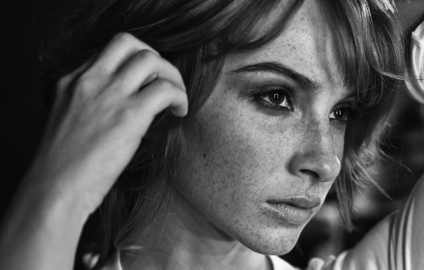 Задумчивая девушка с веснушками